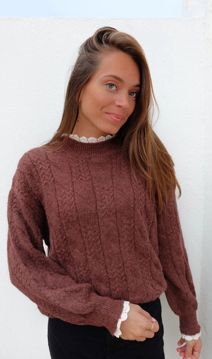 🌟 Pull marron avec col blanc en dentelle
