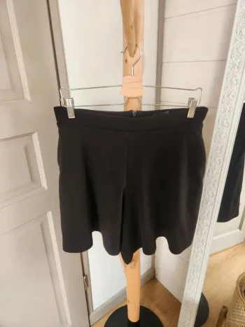 Short fluide micheline pitt la femme en noir