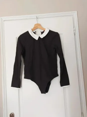 Body noir à col blanc taille L