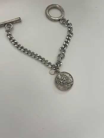 Bracelet tête de mort ikks jamais porté