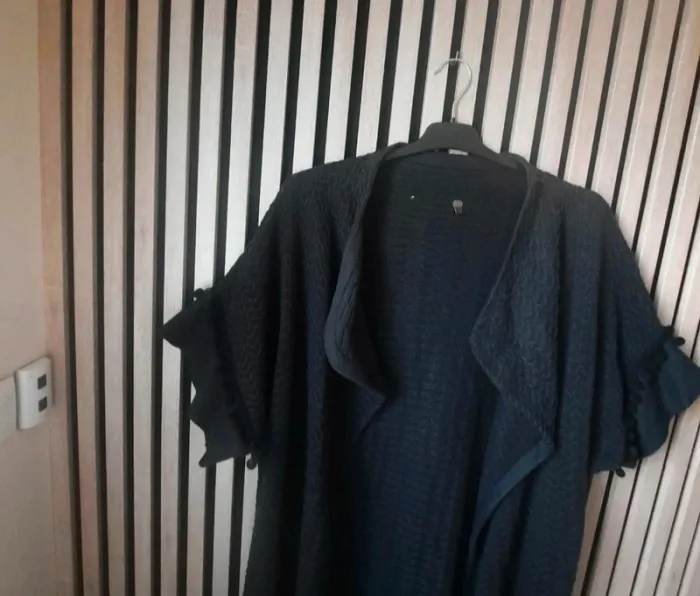 Grande veste  gilet poncho longue en maille fantaisie. - photo numéro 2