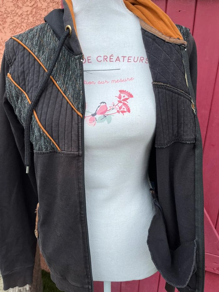 Veste / sweat à capuche zippé T. S - photo numéro 4