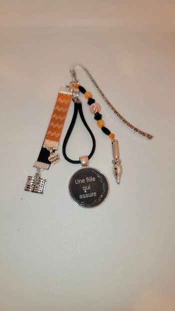 Cadeau ma fille, bijoux de sac ou marque page " une fille qui assure"