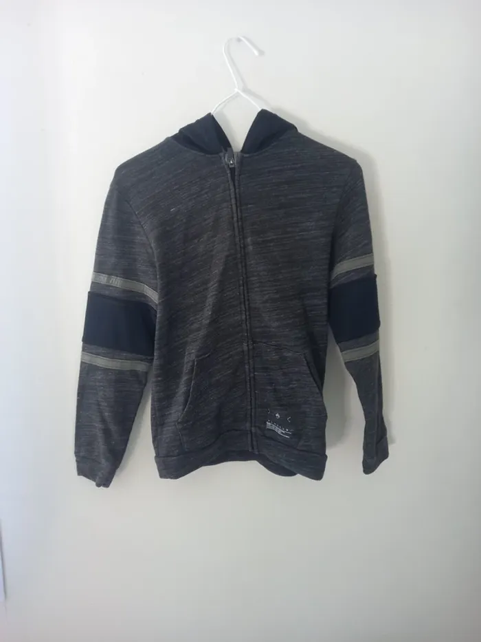 Veste de sport grise et noire de la marque Kiabi