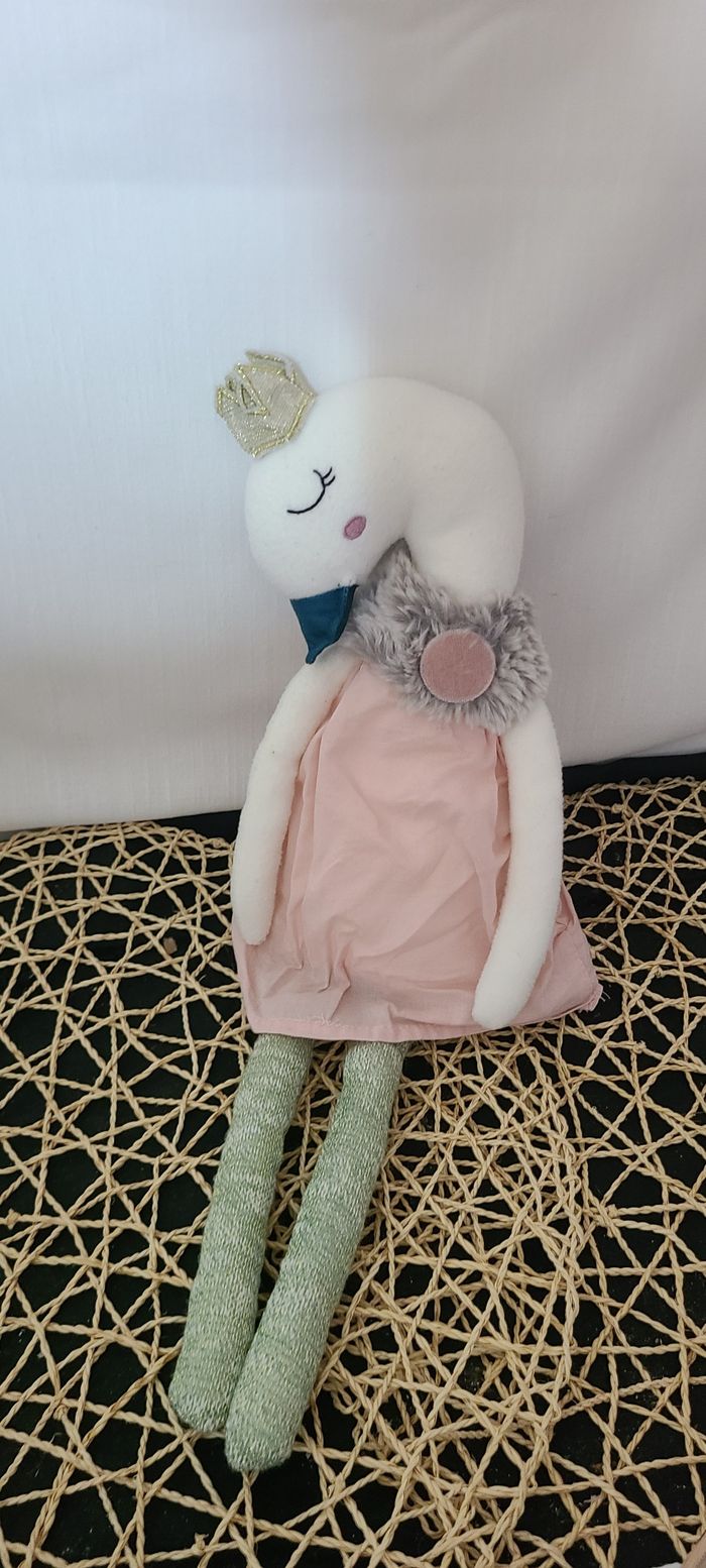 Peluche Sofia cygne CADES robe rose pattes en laine - photo numéro 4
