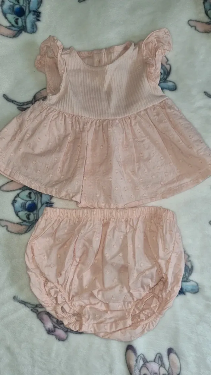 Robe 1 mois en très bon état