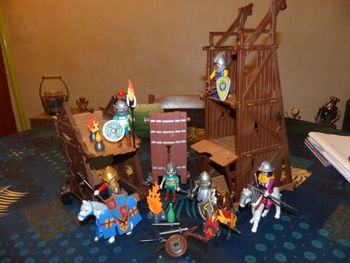 LOT PLAYMOBILS MERCENAIRES ET DECOR ETC