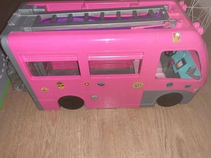 Camping car transformable Barbie Comme neuf Peu servi Acheté 100 euros - photo numéro 3