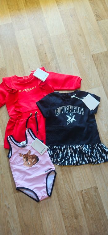 Lots givenchy neut taille 6 mois 
