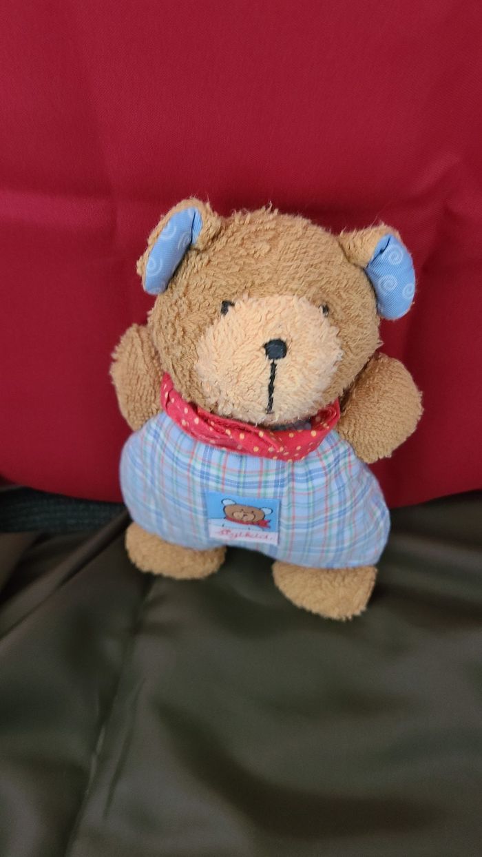 SIGIKID Doudou ours marron bleu 22 cm Foulard rouge bleu carreaux - photo numéro 2