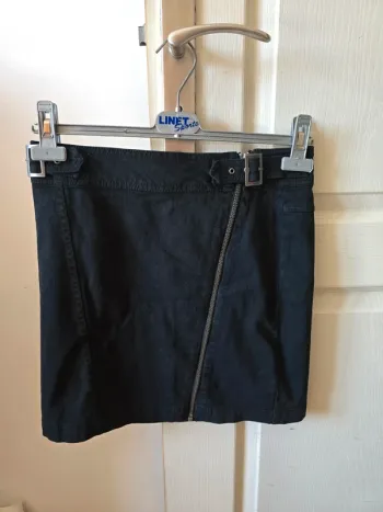 Jupe noire Cache Cache taille 36 très bon état, très peu portée