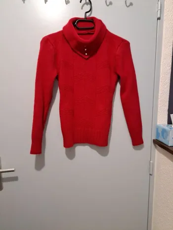 Pull avec strass sur col