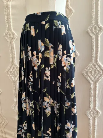 Jupe midi plissée fleurie bleu marine Cortefiel Iconico – taille S