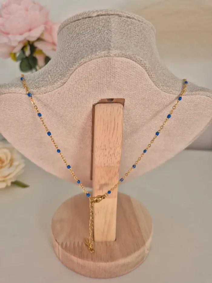 Collier style gigi dorée en acier inoxydable
🌸 perles résines bleu  avec médaille croix - photo numéro 4