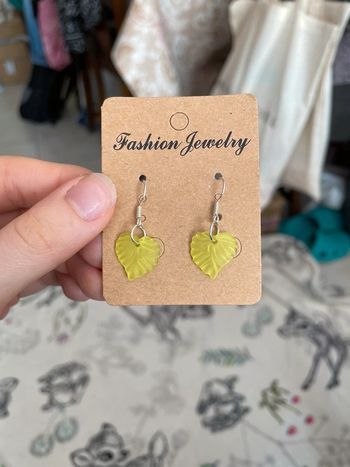 Lot de deux paires de boucles d’oreilles feuilles : une rose et une jaune.