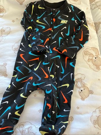 Combinaison Nike bébé – look sport et confort 🖤