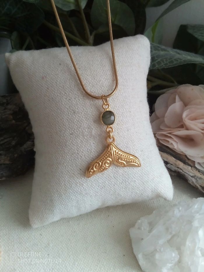 Collier queue de baleine / sirène dorée et pierre de labradorite