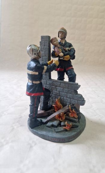 Figurine / statuette , représentant 2 pompier qui sauvent un enfant d'un bâtiment en flamme