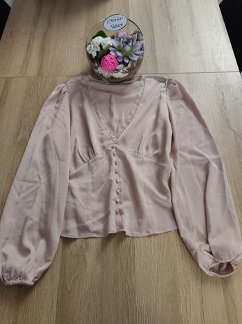 Blouse MangoBlouse de la marque Mango beige taille M en parfait état.
Elle n'a finalement pas été porté car la couleur ne va pas avec mon teint.
Matière très agréable et fine.