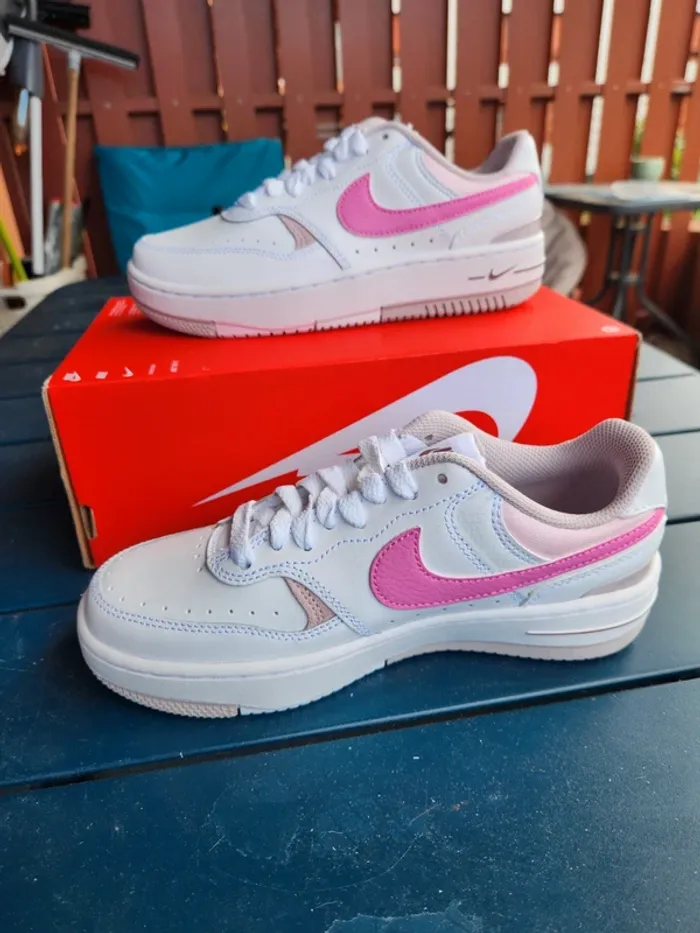 Nike gamma force Blanc rose Taille 36 femme neuves - photo numéro 3