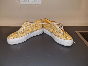 Baskets compensées moutarde fleuries