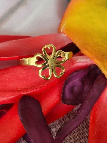 Bague fine avec sa fleur en acier inoxydable