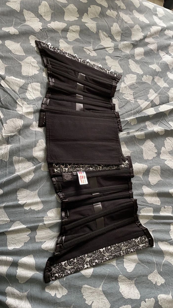 Corset noir et argenté - photo numéro 4