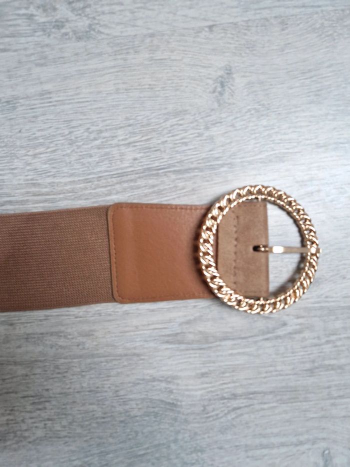 Ceinture élastiquée marron avec boucle dorée neuve
