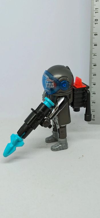 Homme avec arme et jet pack playmobil