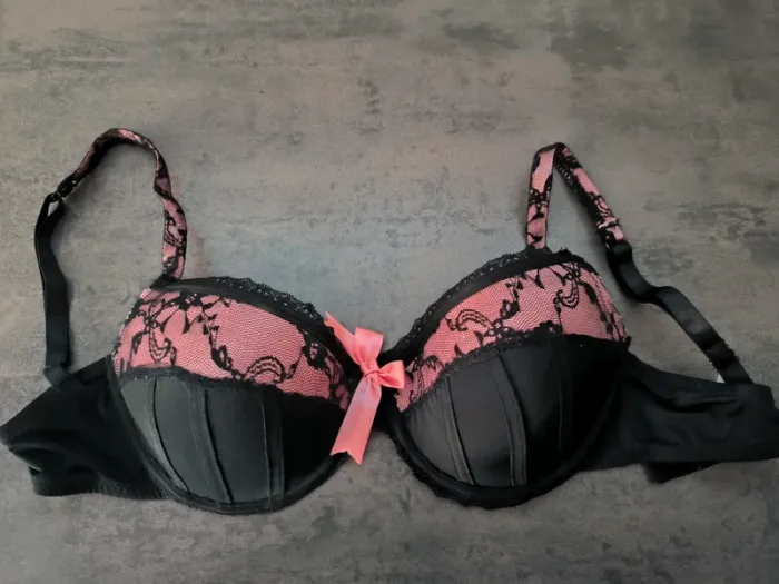 Soutien gorge dentelle rose et noir