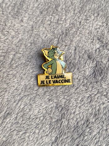 Pin’s broche Tom je l’aime je le vaccine, vintage, cryptone 1990