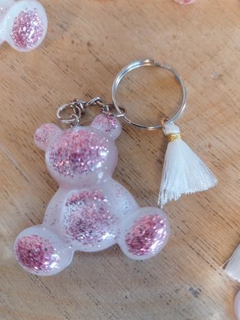 Porte clé ourson rose avec paillettes et pompon blanc