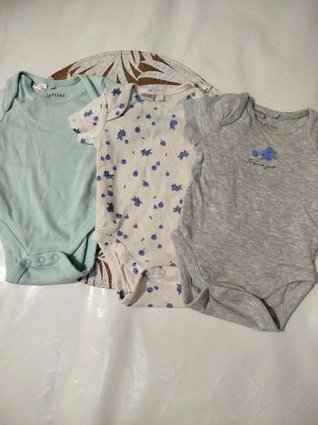 Lot bodies neuf manches courtes