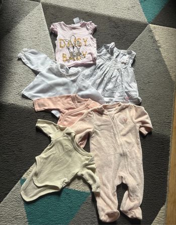 Lot vêtement 1 mois fille