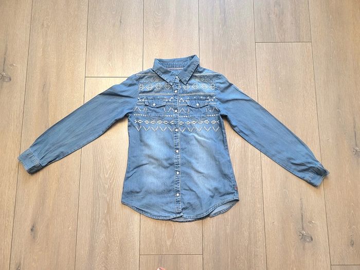 Belle chemise en jean fin. Fille 8 ans. Marque Okaidi