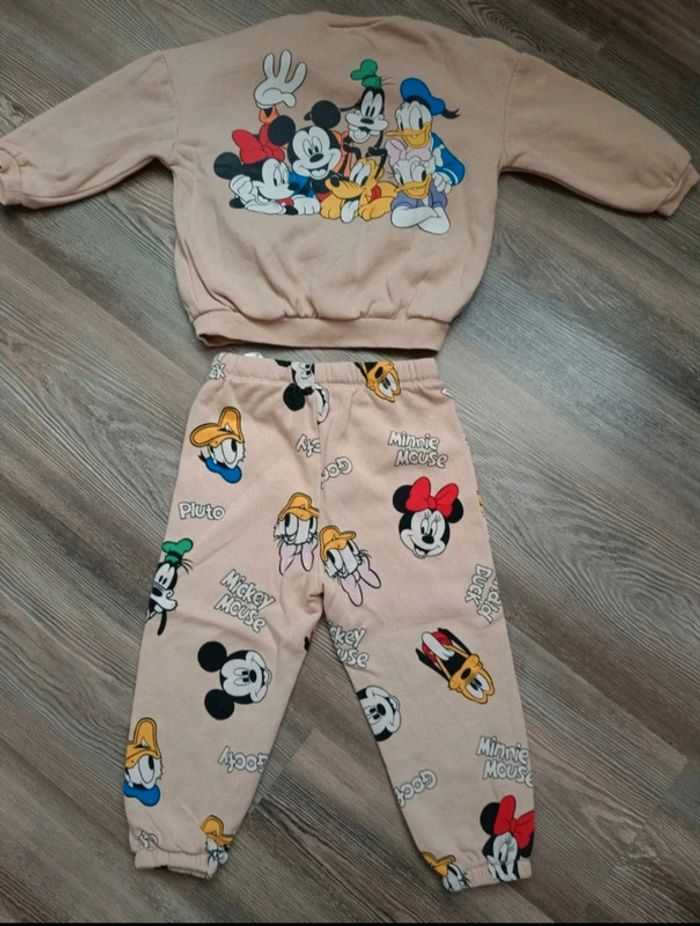 Ensemble deux pièces 
Marque h&M Disney 
Taille 92 cm - photo numéro 2