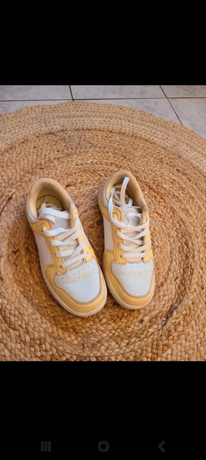 Baskets jaune et blanche - photo numéro 3