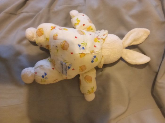 doudou peluche Ajena lapin blanc crème vintage ancien posture debout marque Ajena nez brodé fil roses yeux noirs durs plastique tissu chiffon fleuri floral fleurs - photo numéro 6