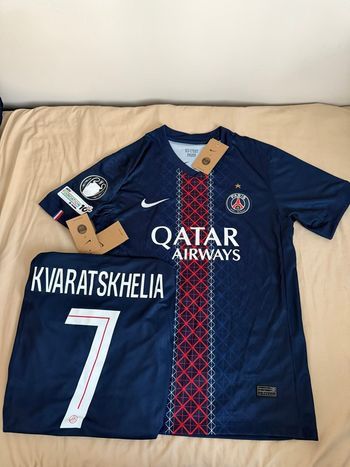 Maillot PSG 2025/2026 Khvicha Kvaratskhelia Badge UEFA Taille M