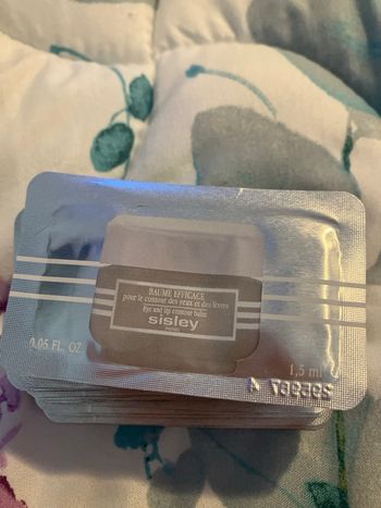 Sisley baume efficace pour les contour des yeux et des lèvres 