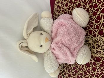 Doudou lapin plume blanc rose KALOO