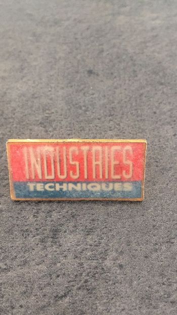 Pin’s  industries techniques vintage sniper broche