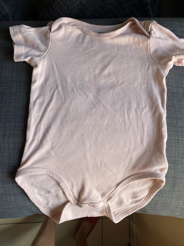 Lot 7 bodies boutchou, H&M, mots d’enfants, fille manches courtes 36m - photo numéro 3