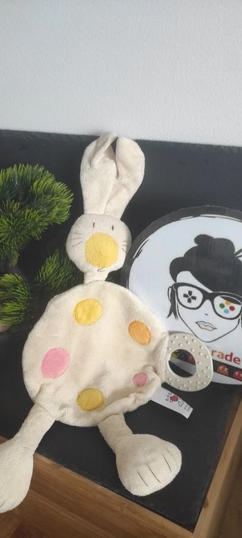 doudou lapin baby club c&a beige rond jaune orange rose anneau dentition Plat