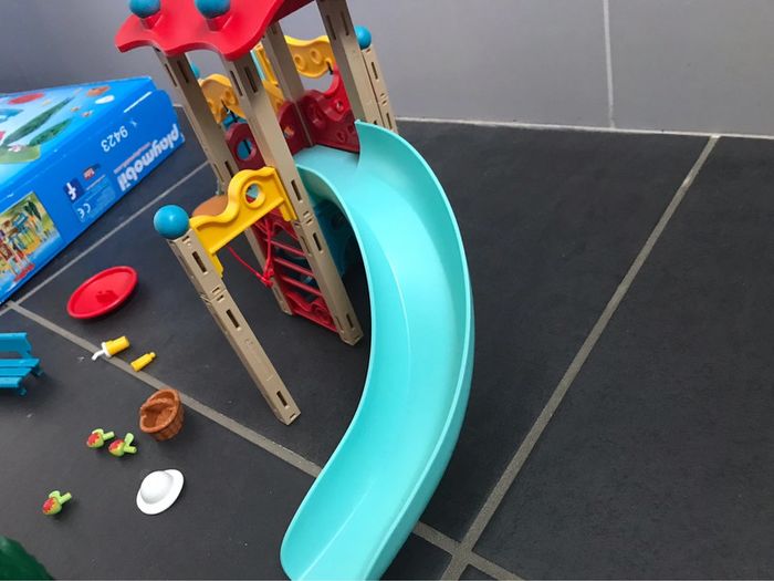 Playmobil Family Fun 9423 Parc de jeu avec toboggan complet - photo numéro 4