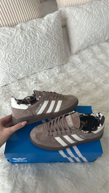 Baskets taupe et blanche 