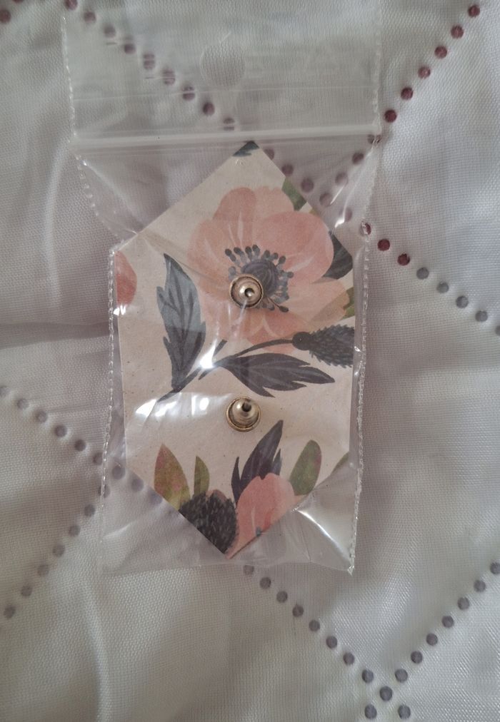 Boucles d'oreilles noires carré neuves - photo numéro 5