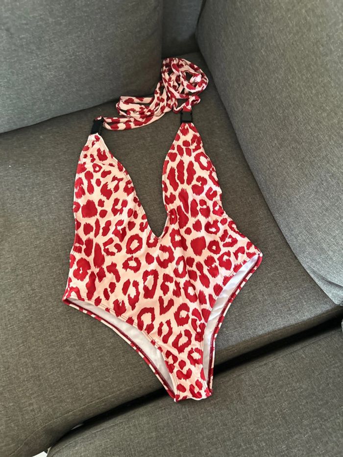Joli maillot de bain rouge rose