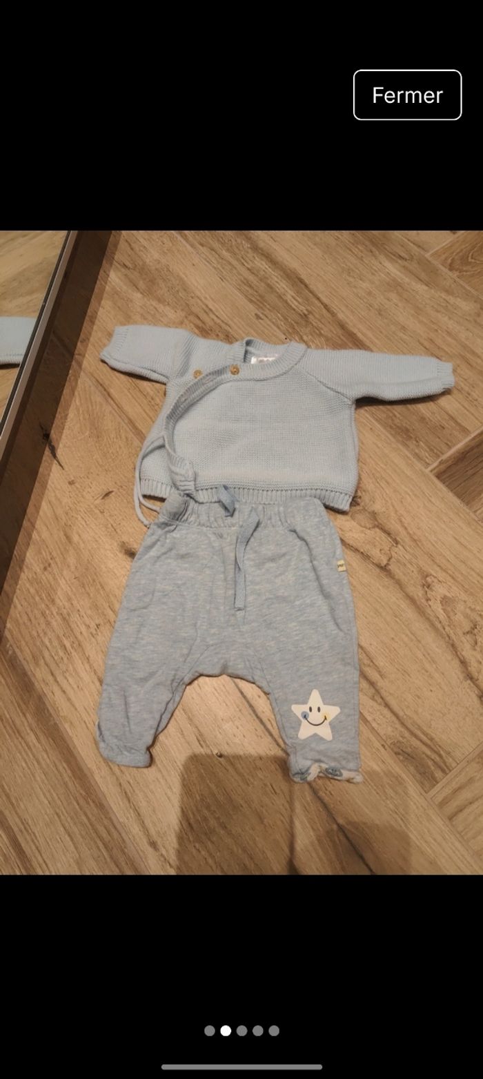 Pantalon bleu doublé idéal maternité 
Pull maille croisé 
Taille 1 mois 
Marque trois kilos sept 
Coloris bleu clair - photo numéro 2