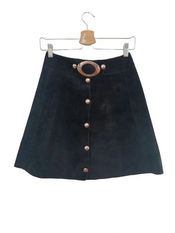 Jupe noire en cuir suédé

Courte et évasée taille 34